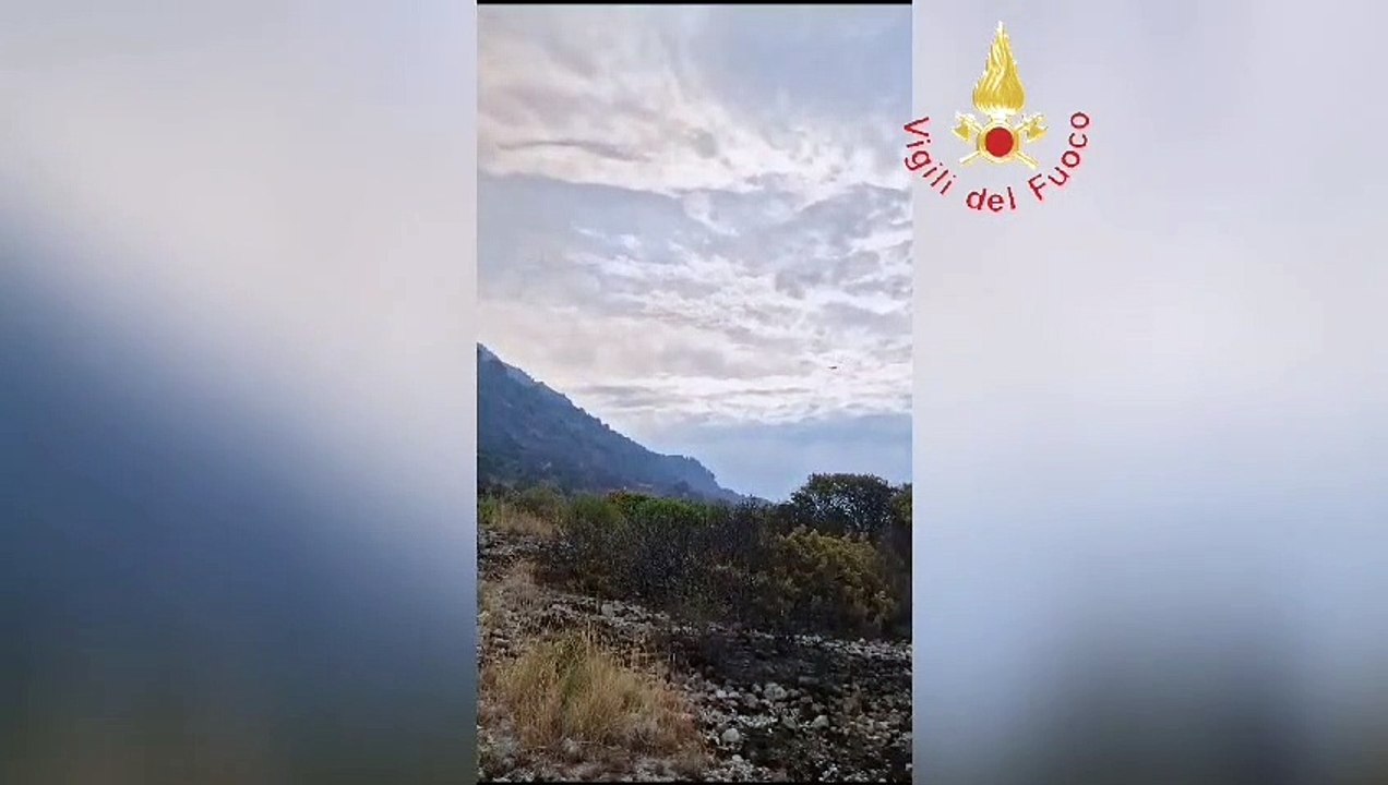 Incendio in un'area del Parco del Pollino, in azione 2 canadair. Le fiamme minacciano le abitazioni