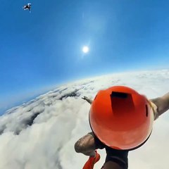 Paraquedista mostra como são as nuvens por dentro