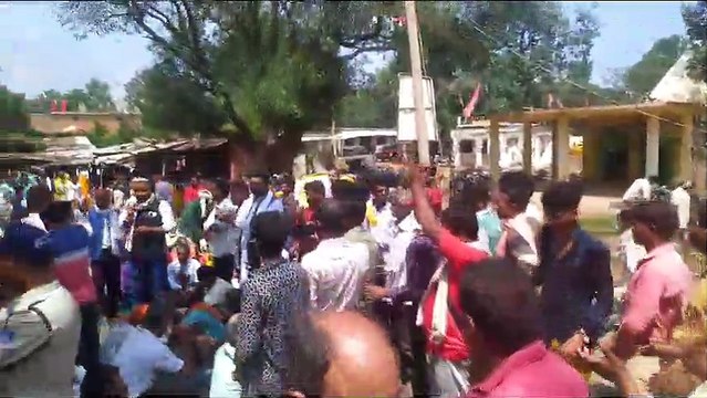 Video Story - बिजली के लिए सड़क पर उतरे किसान, कहा- अनियमित आपूर्ति से पूरा क्षेत्र परेशान