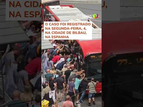 Idoso cai embaixo de ônibus e dezenas de pessoas levantam veículo para resgatá-lo