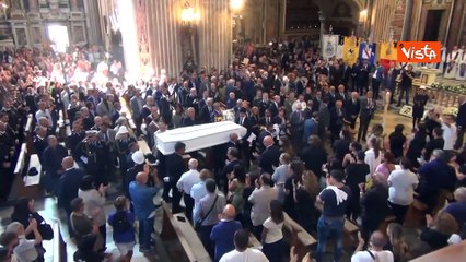 Funerali Giovanbattista Cutolo, il lungo applauso in chiesa