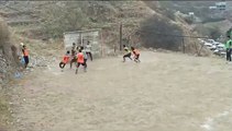 فيديو يحبس الأنفاس.. سقوط شخصين من ملعب جبلي أثناء مباراة بالداير