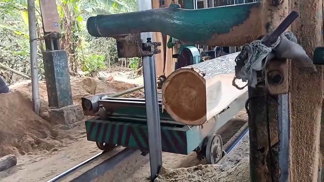 The process of sawing teak wood blocks in large quantities