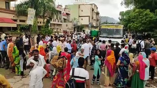 अलवर बस स्टैंड रोड पर पानी की समस्या को लेकर लगाया जाम