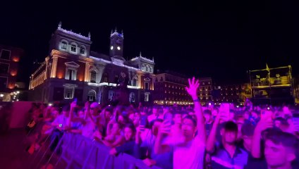 Actuación de Yves V en la plaza Mayor de Valladolid