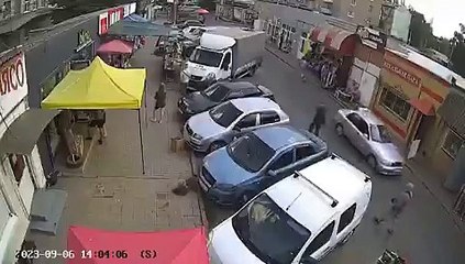 Flagrante do bombardeio a um mercado no centro da cidade de Kostiantynivka, no leste da Ucrânia, em que 17 pessoas morreram