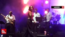 Şarkıcı Zeynep Bastık Mersin'de konser verdi