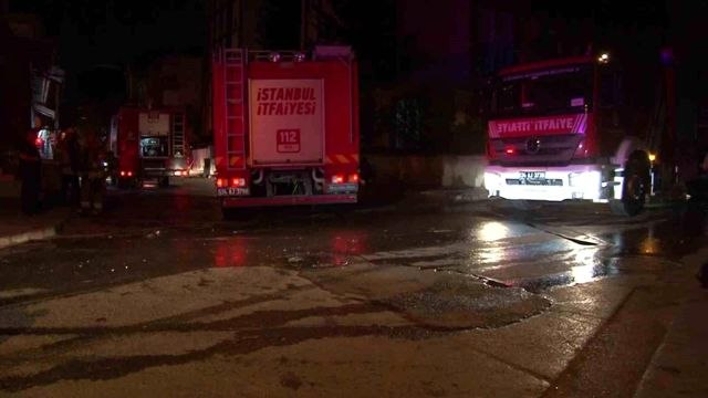 Kartal'da 4 Katlı Binanın Çatısında Yangın Çıktı