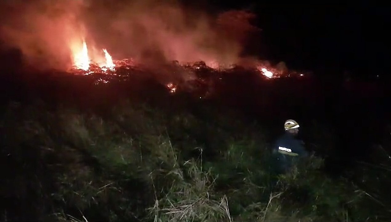 Corpo de Bombeiros combate incêndio às margens...