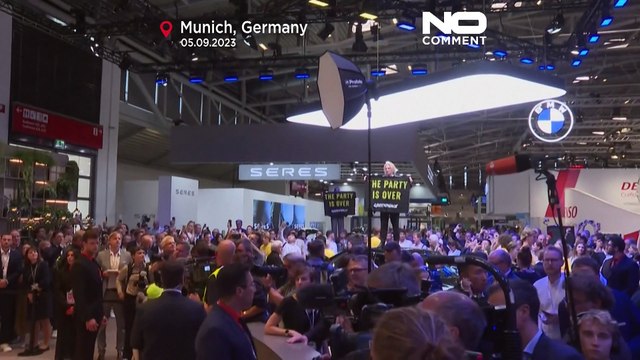 تصاویری از شولتسِ «آرام در پشت فرمان» در حضور فعالان صلح سبز در نمایشگاه خودرو مونیخ