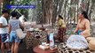 Wisata Kuliner Desa Penglipuran Bali, Beli Jajanan Pakai Kepingan Bambu