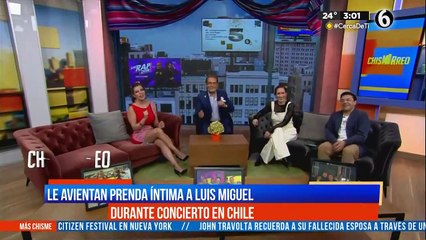 Luis Miguel recibe prenda intima de fan durante concierto