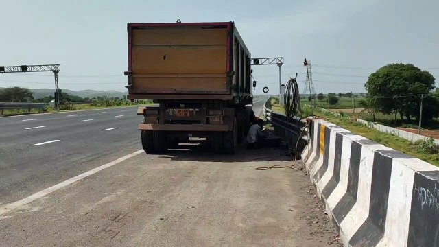 दिल्ली-मुम्बई एक्सप्रेस-वे पर ये क्या गड़बड़ हो रहा....देखें वीडियो