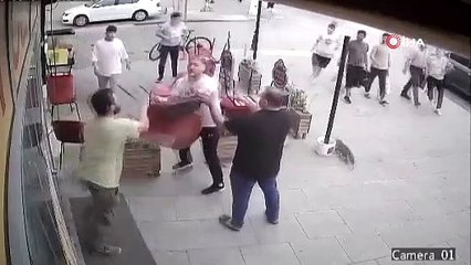 Sultanbeyli’nde 2 grup arasındaki tabureli kavga kamerada