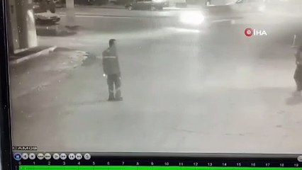 Yoldan geçen kadına laf atanlara tepki gösterince karnından bıçaklandı