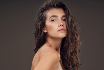 Voici comment créer une coiffure wavy en moins de cinq minutes, d'après un professionnel