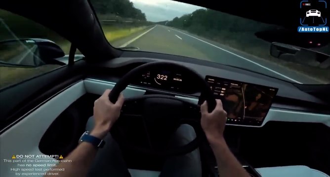 Tesla Model S Plaid yeni pist paketiyle 328 km/saat hıza ulaşan hızlanma videosu sosyal medya da paylaşıldı