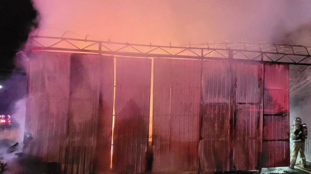 창고에서 충전 중이던 전기차에 불...차량·창고 전소 / YTN