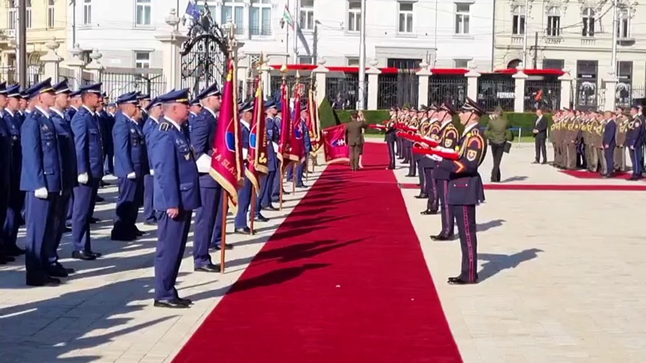 ZÁZNAM: Prezidentka pripevnila stuhy na bojové zástavy desiatim vojenským útvarom