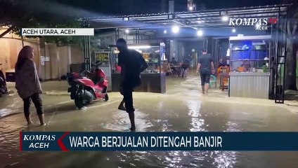 Warga Tetap Berjualan Ditengah Banjir