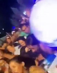 ¿Le ganó la emoción? Alcalde brasileño sufre aparatosa caída tras lanzarse al público