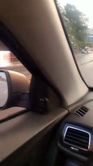 Poste destrói carro durante acidente na Leste Oeste