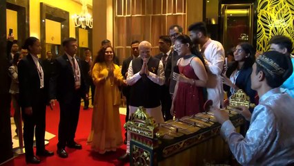 PM Modi receives an enthusiastic welcome from the members of the Indian community in Indonesia