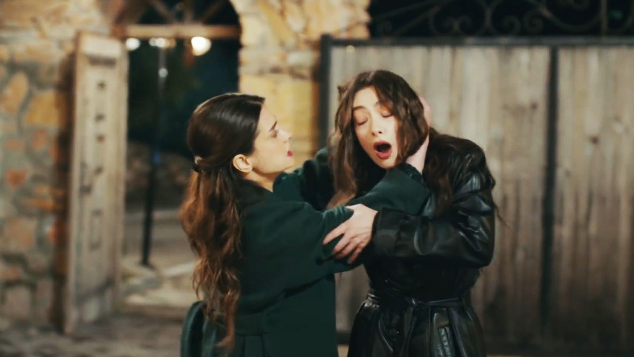 Menekşe Nare'ye Saldırıyor | Sefirin Kızı