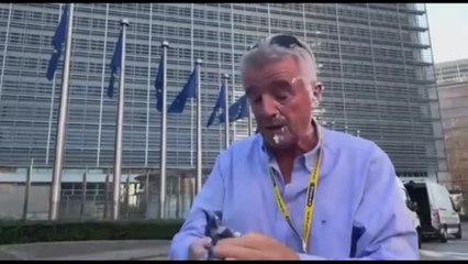 Torta in faccia a Michael O'Leary, patron di Ryanair, a Bruxelles