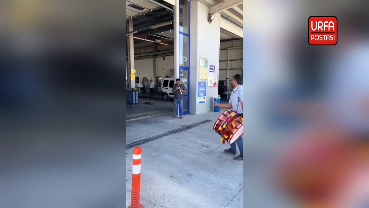 Aracı muayeneden geçen Şanlıurfalı kutlamayı davulla yaptı