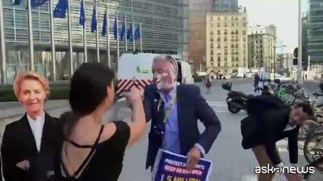 Dos ecologistas atacan con tartas al consejero delegado de Ryanair en Bruselas