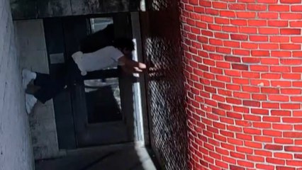 Duvardan tırmanarak hapishaneden kaçtı! O anlar kamerada