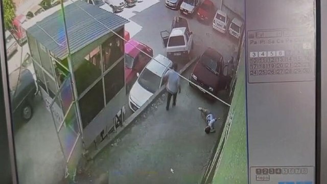 Otomobil, park halindeki araçların üzerine düştü