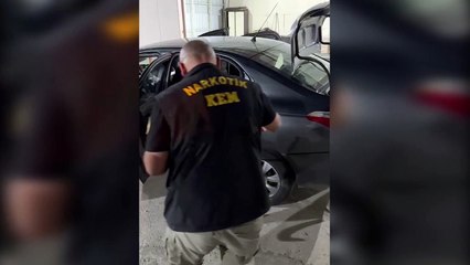 Bağlamanın içinden binlerce uyuşturucu hap çıktı