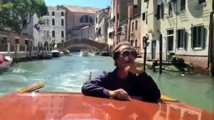 Zequila a Venezia saluta i fan, ma non c'è nessuno attorno a lui