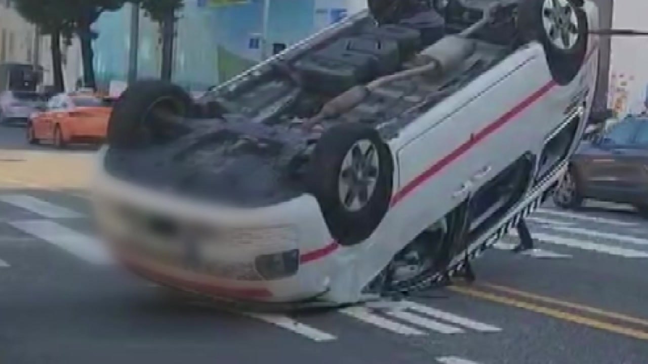 달리던 구급차와 화물차 충돌...암 환자 등 5명 부상 / YTN