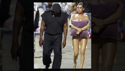 Transparan tulumla sokağa çıkan Kanye West'in eşi göğüslerini yastıkla kapattı