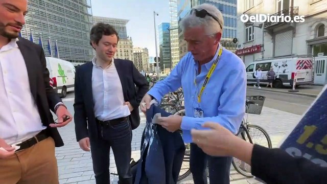 Activistas ambientales arrojan una tarta de nata a la cara del director de Ryanair