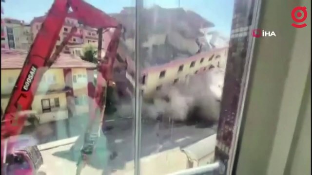 Yıkımı yapılan ağır hasarlı bina sağlam binaya zarar verdi