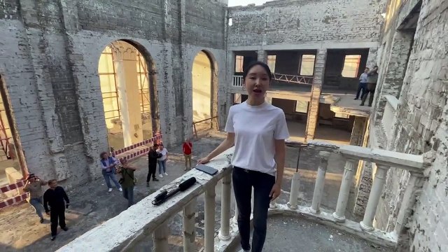 На руїнах драмтеатру: китайська співачка заспівала Катюшу в Маріуполі (відео)
