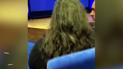 Önünde oturan uzun saçlı erkeği kadın sanan adam