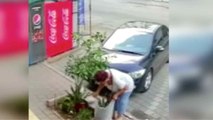 Adana’da bir kadın kaldırımdaki üss bitkisini çalarken kameralara yakalandı