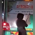 Kadın resmi olan bir otobüse saldıran yobaz Yahudi yere kapaklandı