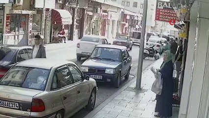 Sivas'ta Araç Park Etmek İsterken Yaya ve PTT Şubesine Çarptı