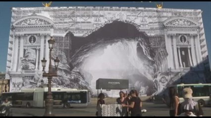 Parigi, appare una nuova opera di JR sulla facciata dell'Opéra