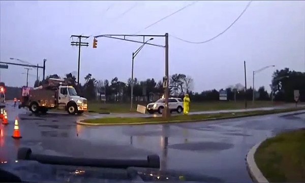 Cet ouvrier risque sa vie en touchant un câble électrique abimé sous la pluie