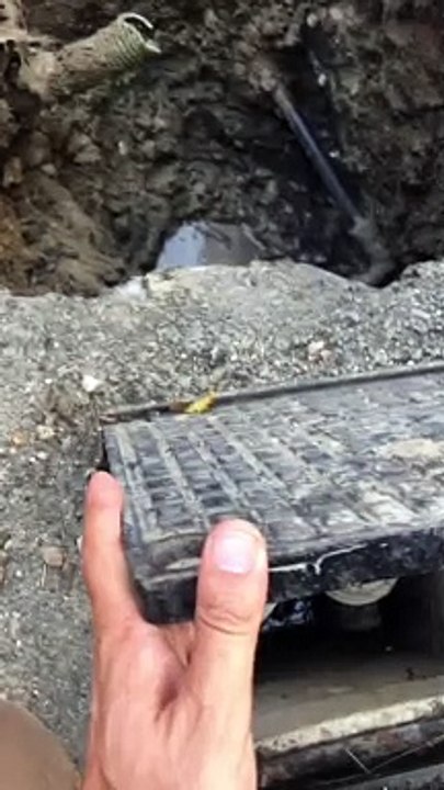 Je pense qu’on a enfin trouvé la #fuite d’ #eau et le fautif ! Quelle galère !  Combien de litres gâchés sans s’en être aperçu ? 