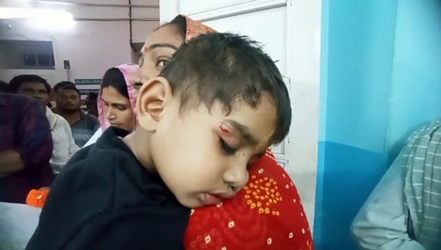 मौसम की मार, कतार में घंटों इंतजार, मरीज परेशान