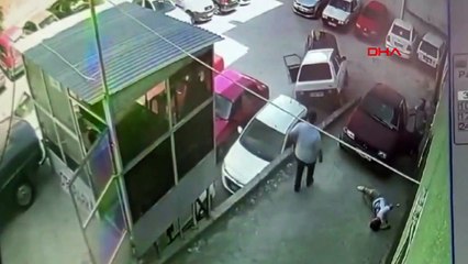 OTOMOBİL, PARK HALİNDEKİ ARAÇLARIN ÜZERİNE DÜŞTÜ