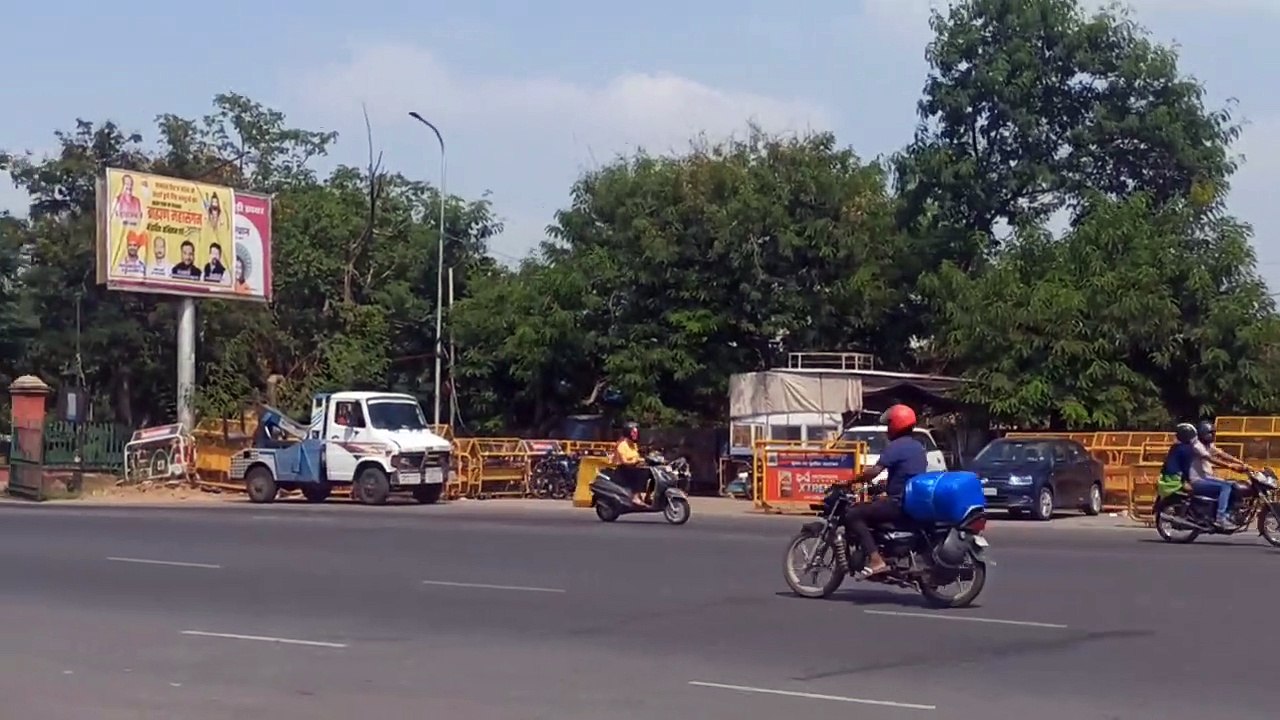 नो पार्किंग के नाम पर यातायात पुलिस की मनमानी, वाहनों को जमकर पहुंचा रहे हानि